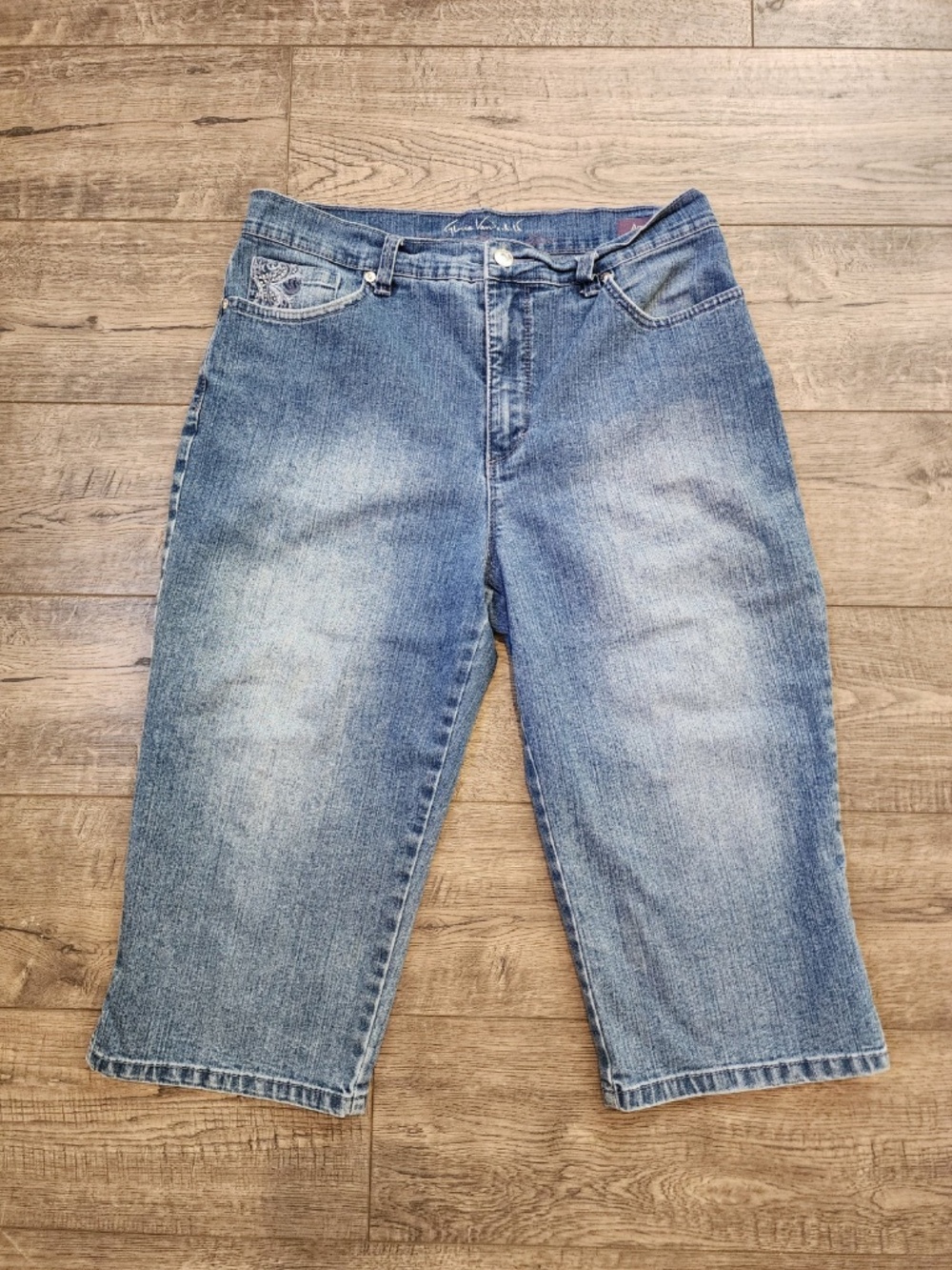 Gloria Vanderbilt Amanda Womens Capri Jean Shorts Size 10 Blue Denim Wash - Picture 3 of 10